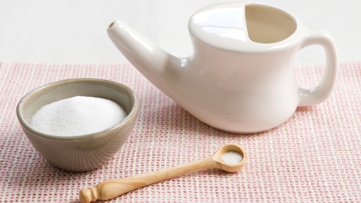 Neti pot with salt and spoon